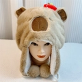 Dettaglio del cappello capibara di peluche marrone con paraorecchie e mela rossa - Cachi