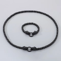 Detalle macro de collar y pulsera de cadena bizantina negra con cierre de doble cabeza de león - Collar + Pulsera / Set de Circonita Negra
