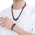 Detalle del conjunto de collar y pulsera con cabeza de dragón en acero negro en modelo - Pulsera 21.5cm / Negro