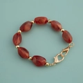 Détail des perles irrégulières en résine brun-rouge avec perles dorées et fermoir mousqueton - Perles d'or Rouges 30CM