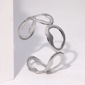 Brazalete abierto minimalista de acero plateado con diseño de eslabones irregulares - Color Acero