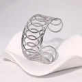 Bracciale rigido geometrico in acciaio inossidabile con cerchi intrecciati traforati - Color Acciaio
