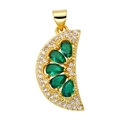 Dettaglio del ciondolo a mezzaluna con pietre a goccia verde smeraldo e zirconi bianchi - Mezzaluna d'Oro-Zirconia Verde Smeraldo