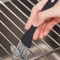 Brosse de nettoyage de cuisine avec manche noir et poils gris pour grilles et foyers - Noir