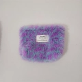 Dettaglio macro della borsa da trucco peluche con stampa leopardata viola e blu - Astuccio per Rossetto / Leopardo Viola