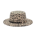 Dettaglio del cappello fedora leopardato con cinturino in pelle nera e fibbia dorata - M (56-58cm) / Bianco