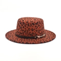 Dettaglio cappello leopardato con nastro nero e fibbia dorata dal design moderno - M (56-58cm) / Borgogna