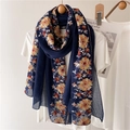 Sciarpa da spiaggia blu navy con ricamo floreale colorato e consistenza morbida e leggera - Blu scuro