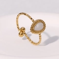 Detailansicht eines vintage vergoldeten Edelstahlrings mit weißem Wassertropfen-Stein - Perlweiß