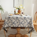 Détail de la nappe en coton et lin avec motifs floraux bleus et bordure à franges noires - 140*250cm / Floral Bleu avec Pompon Noir