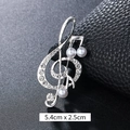 Spilla a chiave di violino d'argento con strass bianchi e perle su sfondo pelle nera - Nota Tre Perle Argentata (XD9420)