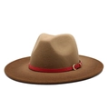 Detailansicht eines braunen Fedora-Huts mit rotem Lederband und goldener Schnalle - Braun