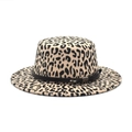 Détail d'un chapeau Fedora en laine à motif léopard avec bord plat et ruban décoratif noir - M (56-58cm) / Blanc