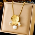 Gold-plated necklace featuring an irregular hammered pendant and Baroque pearls in a jewelry box - Necklace (N3095)