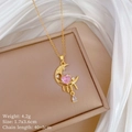 Dettaglio della collana luna dorata con cuore rosa e ciondolo a goccia su seta - Ciondolo Cuore Luna (E242钛钢链条铜微镶吊坠) / Oro