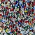 Makroaufnahme bunter Kristallperlen mit silbernen Drahtgliedern für DIY-Schmuckherstellung - Stahlfarbe - Bunte Perlen (pro Meter)