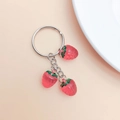 Süßer Erdbeeren-Schlüsselanhänger mit drei roten Anhängern an einem Silberring - Rote Erdbeere (Ohne Verschluss)