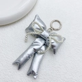 Nahaufnahme von silbernem Schleifen-Schlüsselanhänger mit Perlenkette und Metallring - Silber