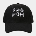 Dettaglio del cappello da baseball in velluto nero con ricamo bianco DOG MOM - Nero