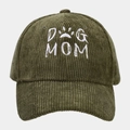 Dettaglio del ricamo bianco DOG MOM sul cappellino da baseball in velluto a coste verde oliva - Verde Militare
