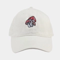 Dettaglio di un cappello da baseball bianco con tre funghi rossi ricamati sul fronte - Regolabile / Bianco