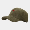 Dettaglio del berretto da baseball in velluto a coste verde oliva con ricamo rosa rossa - Regolabile / Verde Militare