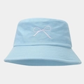 Detailansicht eines hellblauen Anglerhuts mit weißer Schleifenstickerei und feiner Textur - Einheitsgröße / Hellblau
