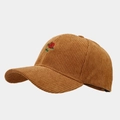 Detail der roten Rosenstickerei auf braunem Cord-Baseballcap-Stoff für Damen - Camel