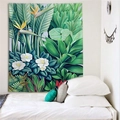 Detalle del tapiz tropical que muestra aves del paraíso y hojas verdes en la pared blanca - 150x130cm / Floral Verde