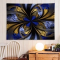 Arazzo astratto con fiori frattali blu e oro appeso a una parete di legno bianca - 90x60cm / Fiore Frattale Oro Blu (24)