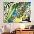 Dettaglio di un arazzo astratto in marmo blu e oro appeso sopra un mobile in camera - 90x60cm / Marmo blu giallo grigio (8)