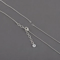 Détail de la chaîne à billes argentée avec fermoir mousqueton et pendentif cristal - Chaîne à Billes Rondes Argentées