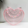 Detailansicht einer rosa herzförmigen Perlen-Aufbewahrungsbox mit transparentem Design - Transparentes Rosa