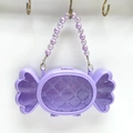 Dettaglio della borsa porta gioielli viola a forma di caramella con manico di perle - Grande / Viola
