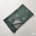 Dettaglio della sciarpa in cashmere con motivo a camelia, design reversibile e frange - Verde