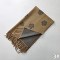 Dettaglio di sciarpa jacquard con fiori di camelia e bordi con frange morbide - Cammello