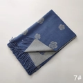 Dettaglio della sciarpa reversibile con motivo a camelia blu e grigio e con frange - Blu