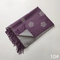 Dettaglio della sciarpa spessa con motivo a camelia viola e frange morbide - Viola