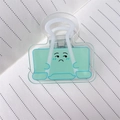 Primo piano di una clip in acrilico verde chiaro con emoji triste su carta a righe - Clip doppia / Blu