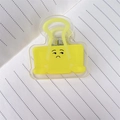 Dettaglio della molletta in acrilico giallo con faccina buffa su carta a righe - Clip doppia / Giallo