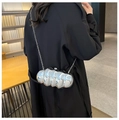 Bolso de fiesta plateado ondulado con cadena sobre un abrigo negro - Plateado