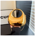 Dettaglio della borsa da sera dorata a specchio con texture a pieghe e manico - Oro rosa