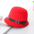 Chapeau cloche en feutre rouge avec ceinture en cuir noir et boucle argentée - Rouge