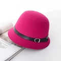 Chapeau cloche en laine rose fuchsia avec ceinture en cuir noir et boucle métallique - Mauve Clair