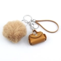 Set portachiavi mini borsa in pelle marrone con pompon di peluche e cinturino - Cachi
