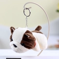 Gros plan d'un porte-clés bouledogue en peluche marron et blanc avec un collier rouge - Brun Foncé