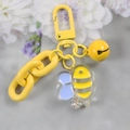 Detaillierte Nahaufnahme eines gelben Bienen-Schlüsselanhängers mit Glocke und Kette - 5126-1 Gelbe Biene