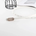 Witte laklederen smalle riem met gouden strass gesp tegen een minimalistische setting - Gouden Gesp (Wit)