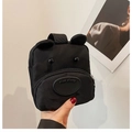 Dettaglio mini borsa nera a forma di orso con orecchie 3D e tasca frontale a zip - Nero