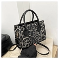 Modische quadratische Handtasche mit Leopardenmuster, schwarzen Ledergriffen und Goldbeschlägen - Ohne Anhänger / Schwarz